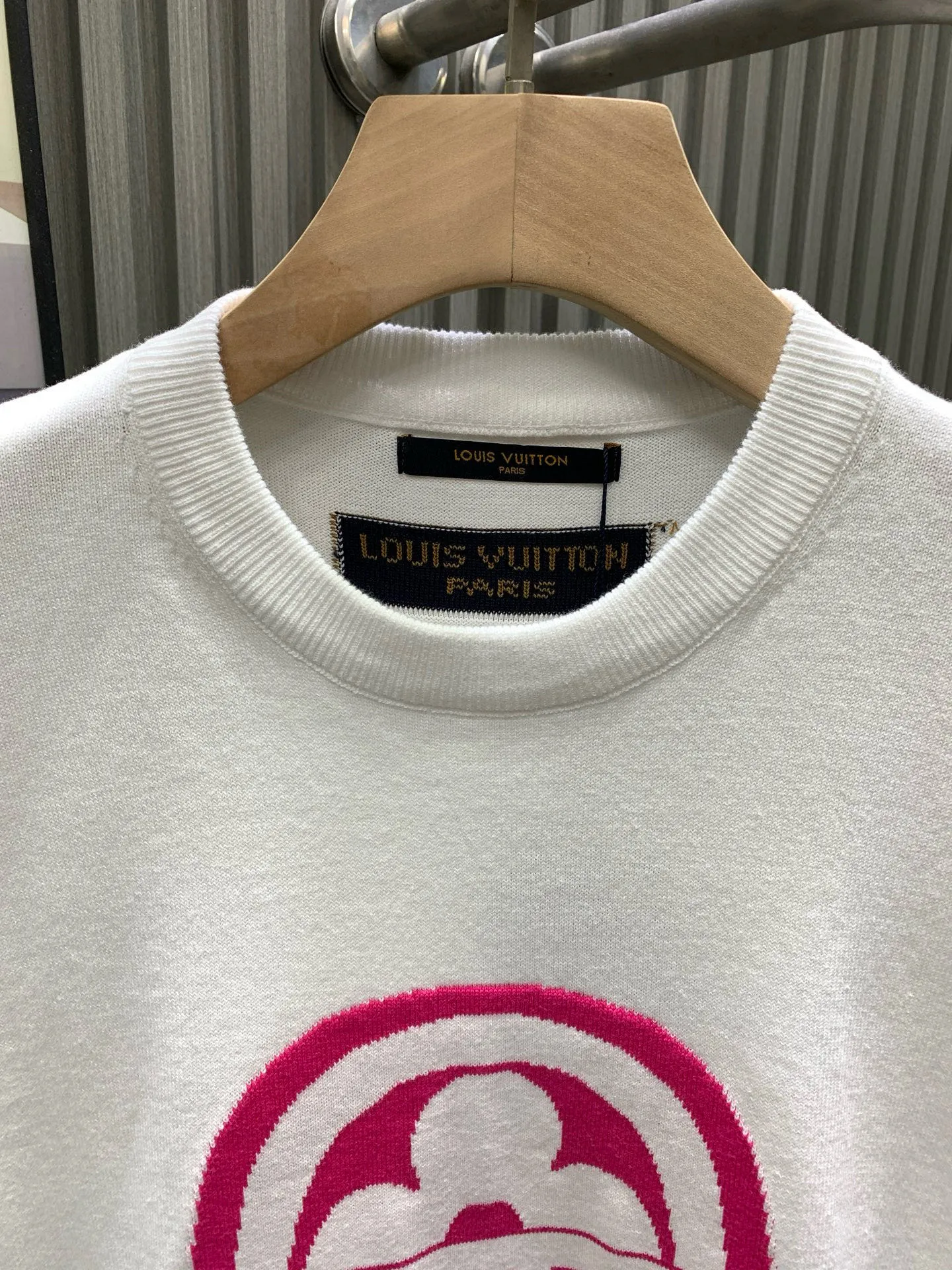 🅿️290 🀄️ louis vuitton* Louis Vuitton lv cherry blossom pink four-leaf clover printed short-sleeved T-shirt New intarsia short-sleeved round neck knitted T-shirt This cotton T-shirt uses jacquard technology on the front. The LU logo letters and monogram floral pattern are depicted on the chest. The back panel is simple and generous. The upper body is fresh and elegant. It is exclusively customized from the original board. 260g 32-count double yarn pure cotton fabric. The texture is very soft and comfortable. 100% different top fabrics in the market (does not shrink or deform) with 320g 1x1 thread (fabric threads are dyed in the same vat, no color difference, not easy to deform) original customization, collar label, wash mark, hang tag, packaging (perfect details) os dropped shoulder loose version, spring and summer latest brick cabinet synchronization, same style for men and women